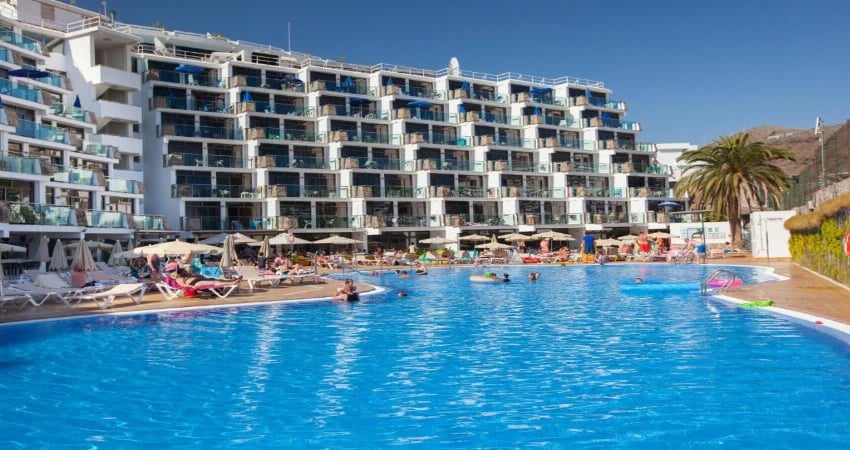 Revoli Playa Apartments main view