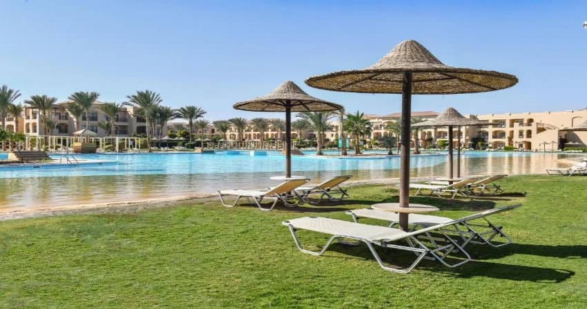 Discover Red Sea luxury with 17 pools, a private beach and free room upgrade view 2