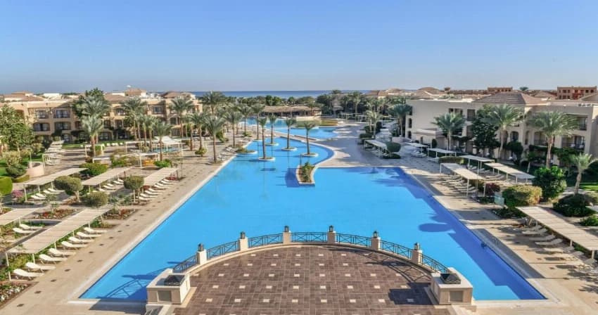 Discover Red Sea luxury with 17 pools, a private beach and free room upgrade view 3