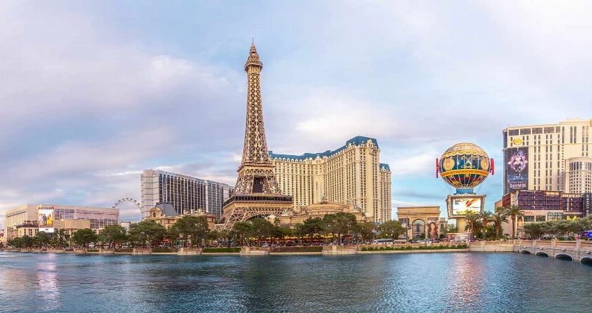 Enjoy an exciting Las Vegas getaway with spacious accommodation, world-class entertainment and a prime location near the famous Las Vegas Strip main view