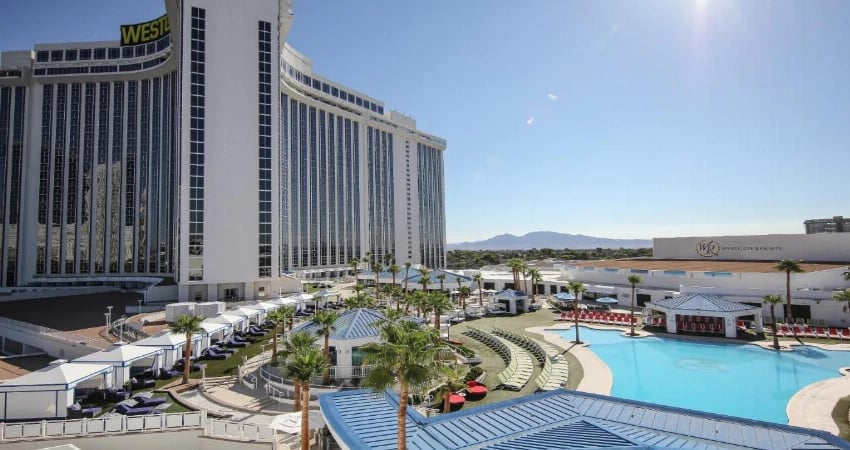 Enjoy an exciting Las Vegas getaway with spacious accommodation, world-class entertainment and a prime location near the famous Las Vegas Strip view 3
